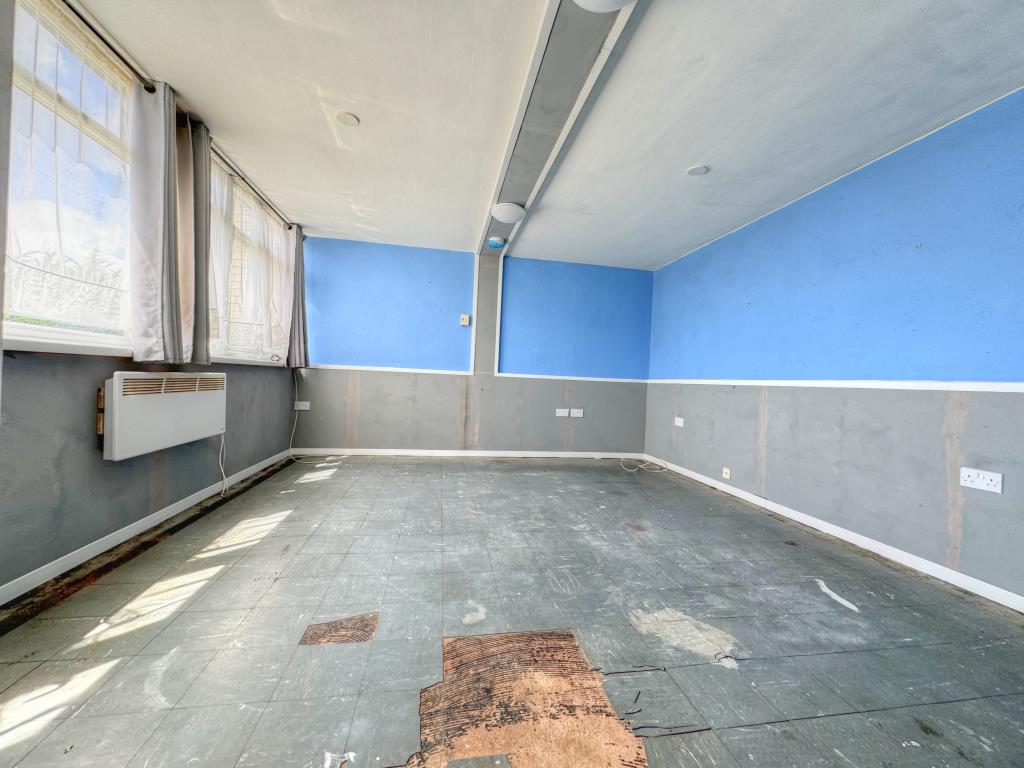 Lot: 23 - STUDIO FLAT REQUIRING SOME RENOVATION WORKS - Living room/bedroom area.